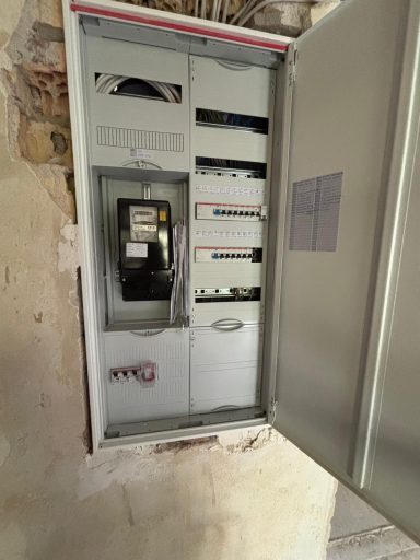 fertiger Zählerschrank Hier sehen Sie die Unterverteilung und den Zähler nach neuestem Sicherheits- und Elektrostandard.