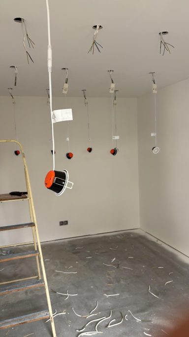 Einbau Spots Hier sehen Sie einmal die schon verdrahteten Spots