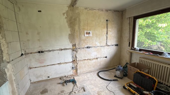 Küchenaufbau nach Maß Hier einmal die Küche bevor es überhaupt losging